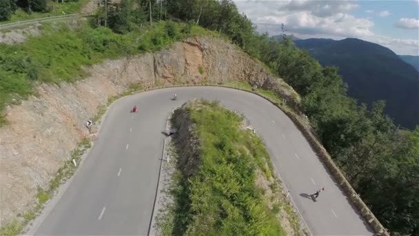 Longboard skaters versnellen Downhill — Stockvideo