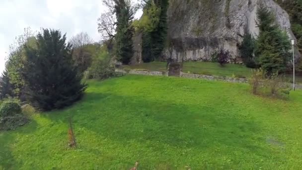 Grüner Park unter dem Schloss — Stockvideo