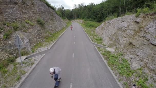 Два Longboard фігуристів їзди — стокове відео