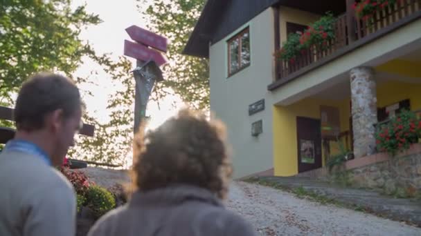 Couple marchant près de la maison — Video