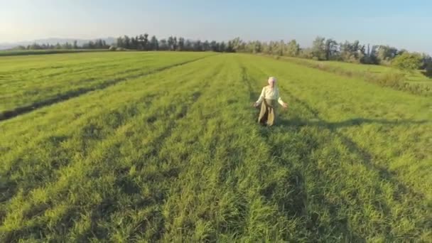 Öregasszony elkapni a érzés szabad lelke — Stock videók