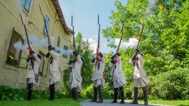 Présentation d'un tir à la soudure français du Moyen Age — Video