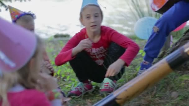 Niños sentados en el círculo al aire libre — Vídeo de stock