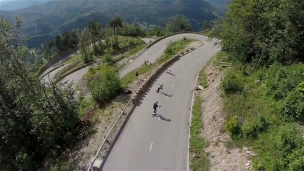 Patineurs longboard chevauchant à travers serpentine descente — Video