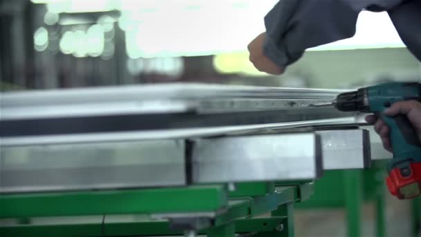 İşçi pranga içine bir vida vidalama — Stok video