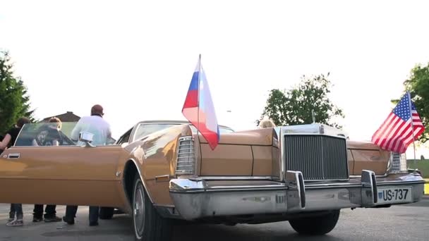 Geparkte Oldtimer-Cadillac — Stockvideo