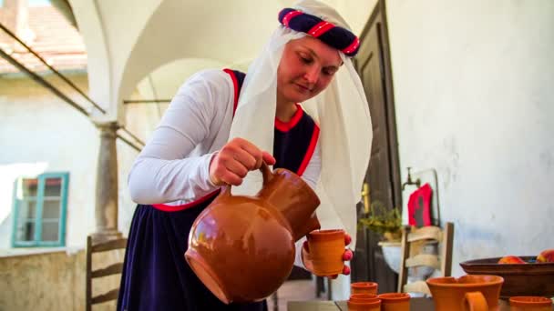 Turks gemaakt poring de drank in klei potten. — Stockvideo