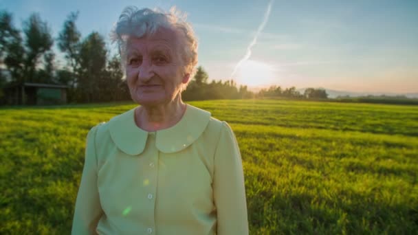 Стара жінка з сірим волоссям і зморшками — стокове відео