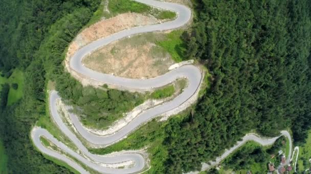 Camino de paso de montaña sobre la colina — Vídeo de stock