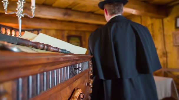 Homme va à la table suivante — Video