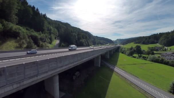 Luchtfoto van een grote brug van een snelweg — Stockvideo