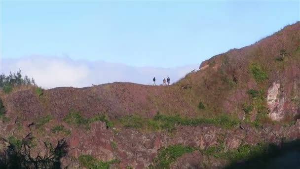 Personas caminando en el borde de la caja del volcán activo — Vídeos de Stock