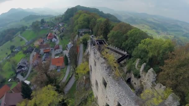 Ruïnes van het kasteel op de top van de heuvel — Stockvideo