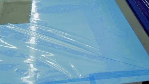 Выталкивание пузырьков воздуха с помощью ролика — стоковое видео