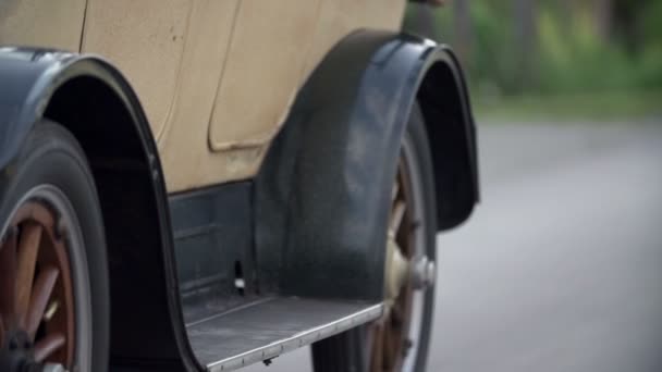 Rodas de carro velho estão girando — Vídeo de Stock