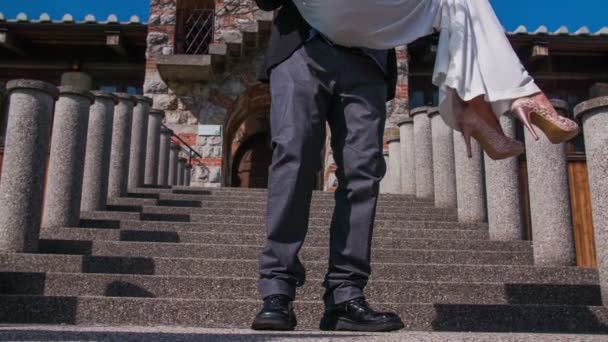 Σύζυγος και η σύζυγος στις σκάλες μπροστά από μια εκκλησία — Αρχείο Βίντεο