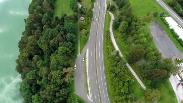 Carretera de la autopista con tráfico y plaza de aparcamiento — Vídeo de stock