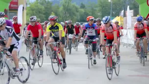 Ciclistas montam em competições na Eslovênia — Vídeo de Stock