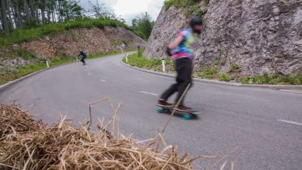 Longboard Skater voelt de wind als zijn levensstijl — Stockvideo