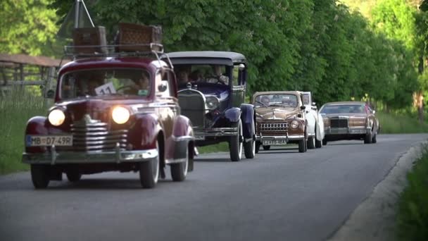 Piękny klasyczny mijających samochodów — Wideo stockowe