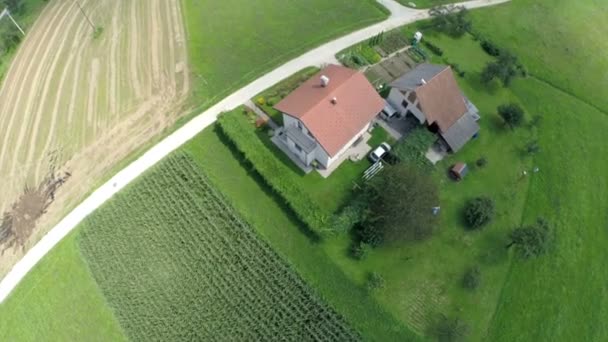 Çim ve mısır tarlası ile ülkede çiftlik evi — Stok video