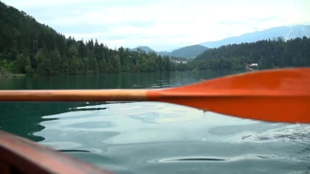 Gotas de agua cayendo de la paleta mientras reman en el lago — Vídeos de Stock