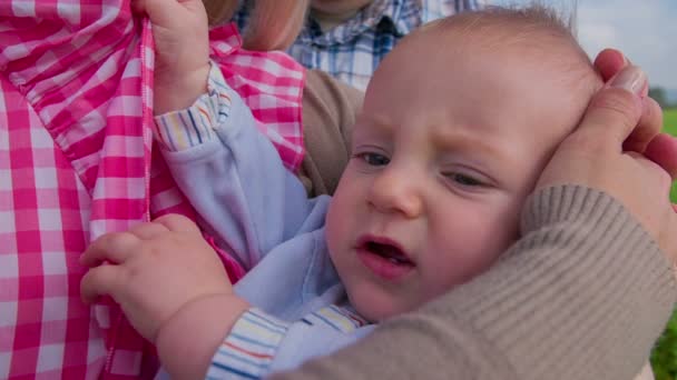 Bebê nos braços da mãe close up — Vídeo de Stock
