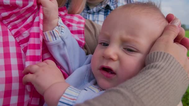 Bébé dans les bras de la mère gros plan — Video