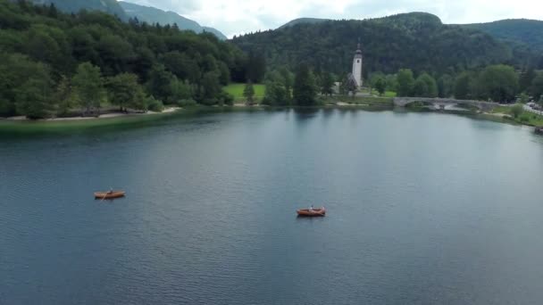 Bateaux d'aviron sur le lac — Video