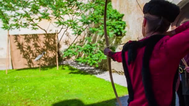양궁을 연습하는 성 직원 — 비디오