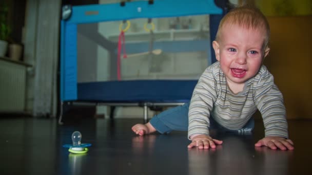 Niño tirado en el suelo y llorando por su madre — Vídeos de Stock