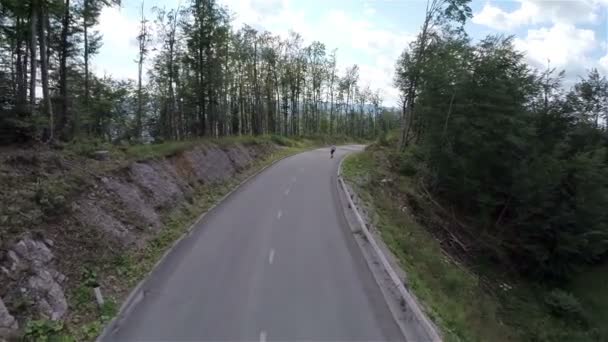 Route vide avec longboard skater équitation — Video