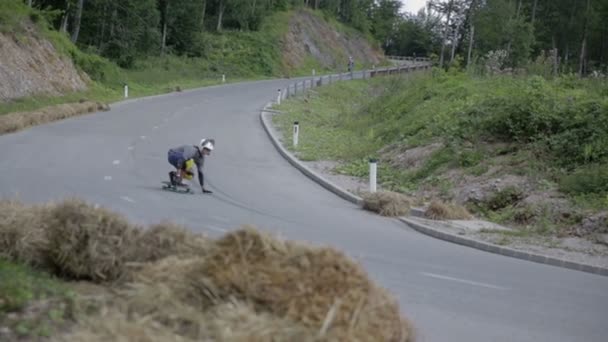 Longboard schaatsers schijf met maximale snelheid — Stockvideo