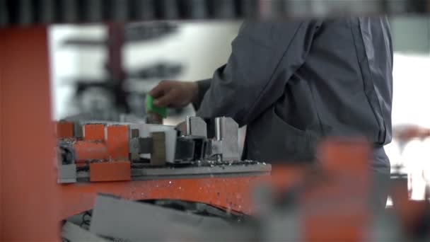 Trabajador está limpiando cadenas de metal con pistola de aire — Vídeos de Stock