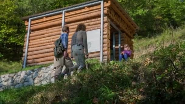 Небольшой деревянный дом посреди тропы на горе — стоковое видео