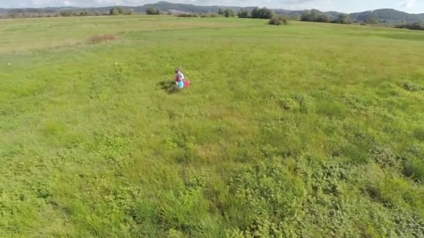 Niños con globos se sienten libres y corriendo — Vídeo de stock