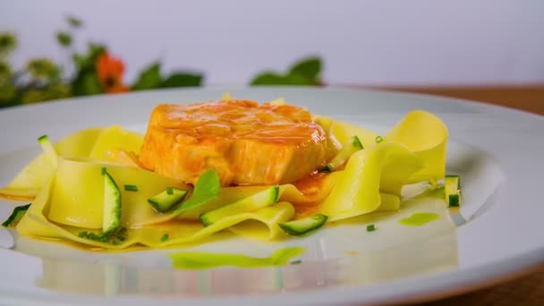 Seios de frango com molho de tomate de lata — Vídeo de Stock