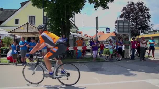 Cycliste complétant la compétition — Video