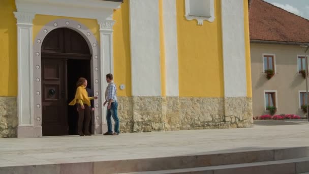 Couple says goodbye to the priest — Stock Video