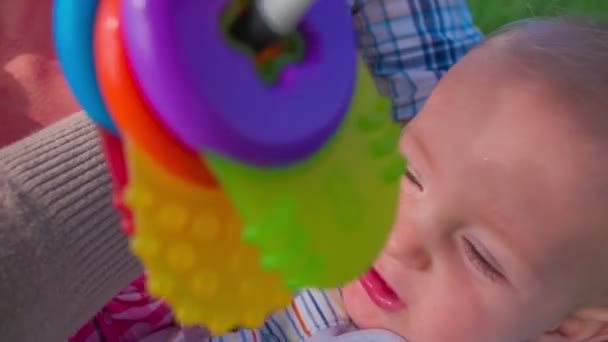 Kleine mooie baby met speelgoed — Stockvideo