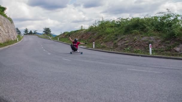 Gevaarlijk vallen en glijden op de weg — Stockvideo