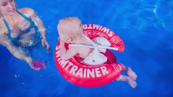 游泳的男婴 — 图库视频影像