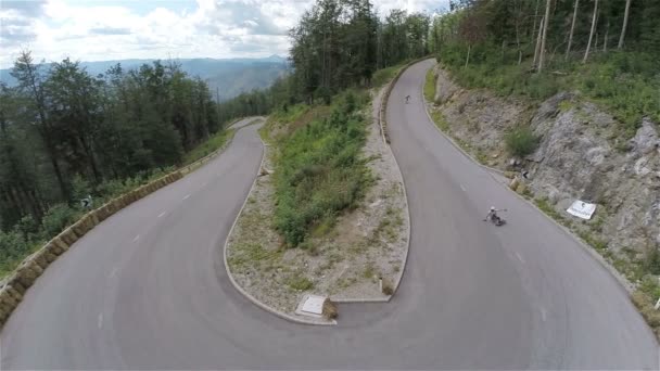 Korcsolyázó a Longboard hogy viszont — Stock videók