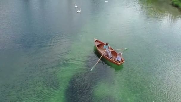 Un homme ramant dans un bateau — Video