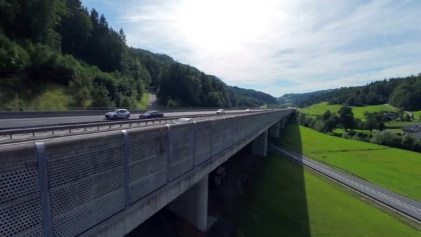 Autobahn auf einer Brücke in der Natur — Stockvideo