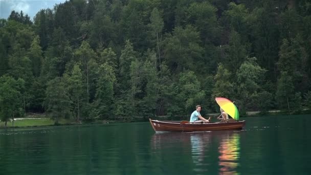 Pareja flotando en un barco en el lago — Vídeo de stock