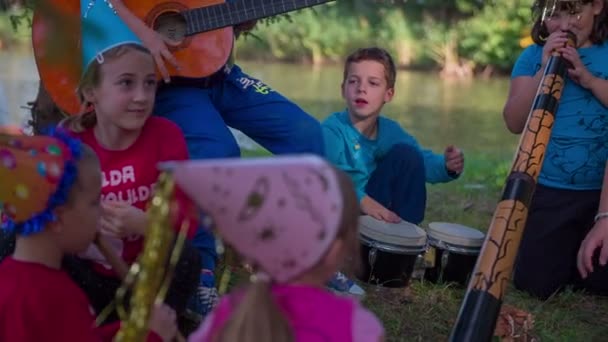 Дети создают музыку — стоковое видео