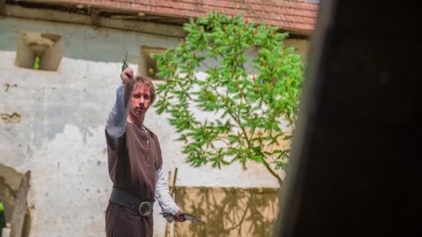 Man die opleiding gooien aan de houten plank assen — Stockvideo