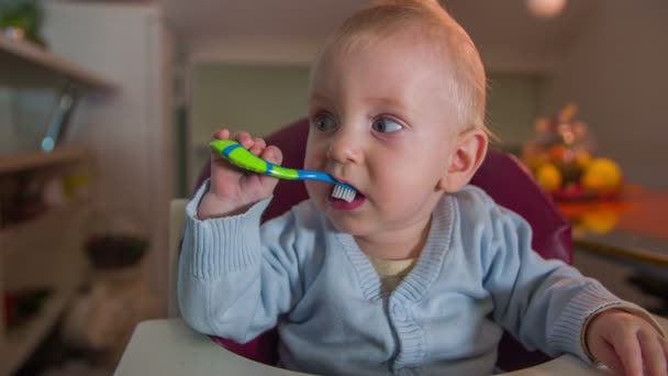 Kleines Kind putzt sich die Zähne — Stockvideo