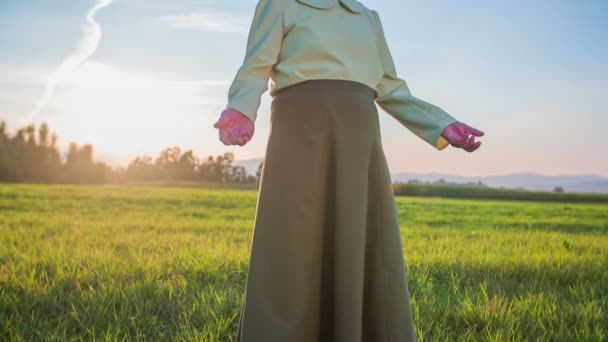 Mulher velha levantando os braços em uma cena idílica — Vídeo de Stock